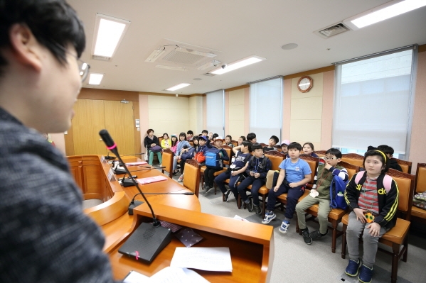 '천왕초 3-향누리반 청소년의회체험교실' 게시글의 사진(3) '크기변환_U02A5545.JPG'