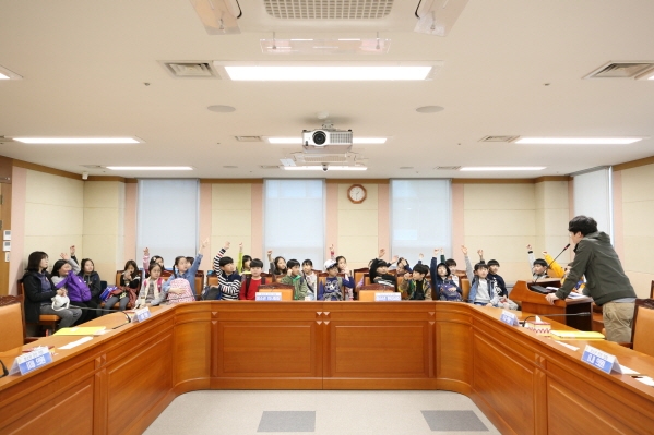 '천왕초 3-빛누리반 청소년의회체험교실' 게시글의 사진(4) '크기변환_U02A5215.JPG'