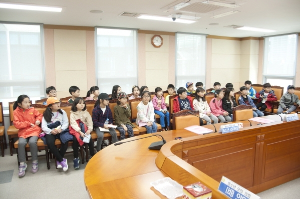 '천왕초 3-강누리반 청소년의회체험교실' 게시글의 사진(2) '크기변환_DSC_3673.JPG'