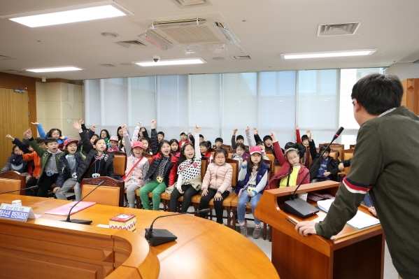'고산초 3-3, 4 청소년 의회체험교실' 게시글의 사진(4) '크기변환_U02A3660.JPG'