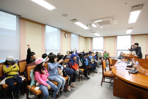 '천왕초 3-향누리반 청소년의회체험교실' 게시글의 사진(4) '크기변환_U02A5551.JPG'