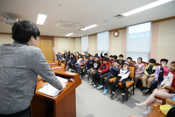 '천왕초 3-샘누리반 청소년의회체험교실' 게시글의 사진(5) '크기변환_U02A5678.JPG'