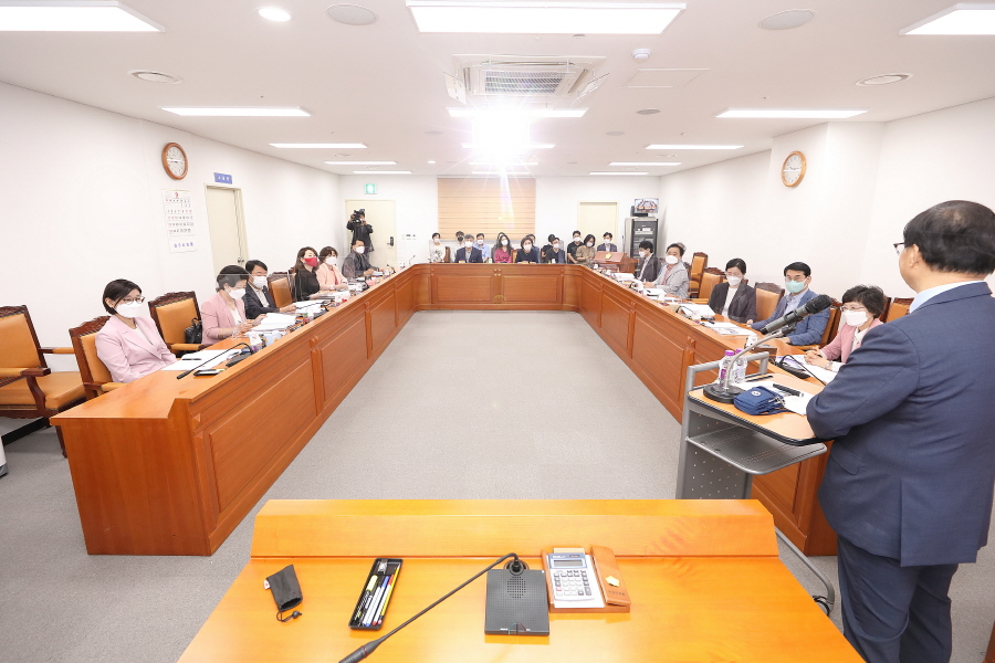 '구로구의회, 예결산 심사 및 행정사무감사 역량강화 교육' 게시글의 사진(2) '크기변환_곽윤희,김영곤,이명숙,곽노혁,노경숙,홍용민,변정열,정대근,김용권,방은경,전미숙,김미주 (9).JPG'