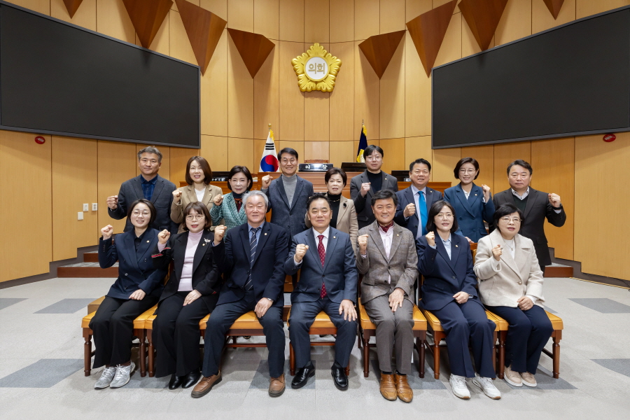 '제333회 구로구의회 임시회 제1차 본회의' 게시글의 사진(11) '[크기변환]정대근,김철수_민,김철수_국,방은경,최태영,이명숙,양명희,전미숙,변정열,곽윤희,김영곤,노경숙,김용권,홍용민,곽윤희,김미주 (3).JPG'
