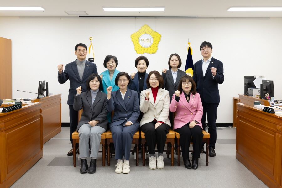 '제332회 구로구의회 정례회 회기중 예산결산특별위원회 예산안 종합심사' 게시글의 사진(11) '크기변환_전미숙,김미주,노경숙,이명숙,곽노혁,홍용민,방은경,최태영,양명희 (2).JPG'