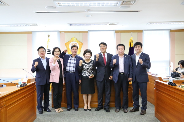'제7대 구로구의회 도시건설위원회 개회식' 게시글의 사진(2) '변환도시건설위원회(곽윤희,김희서,박칠성,박동웅,최숙자,정대근,김영곤)(2).JPG'