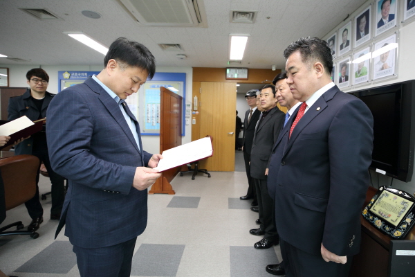 '구로구의회, 결산검사위원 위촉' 게시글의 사진(2) '크기변환_박용순,정대근 (2).JPG'