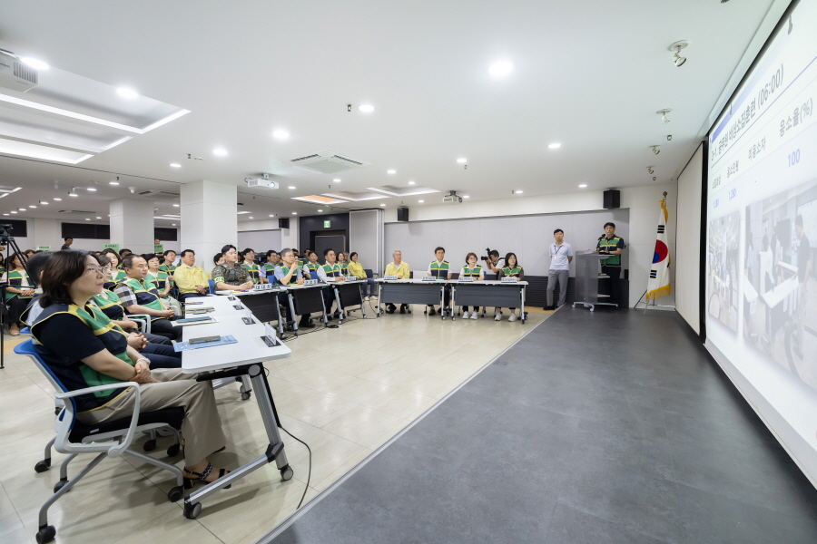 '2025년 을지연습 종합상황보고 청취 및 직원격려' 게시글의 사진(19) '20[크기변환]정대근,김철수_민,김철수_국,방은경,최태영,양명희,이명숙,곽윤희,노경숙,김용권,변정열,홍용민,곽노혁,전미숙,김미주121.JPG'