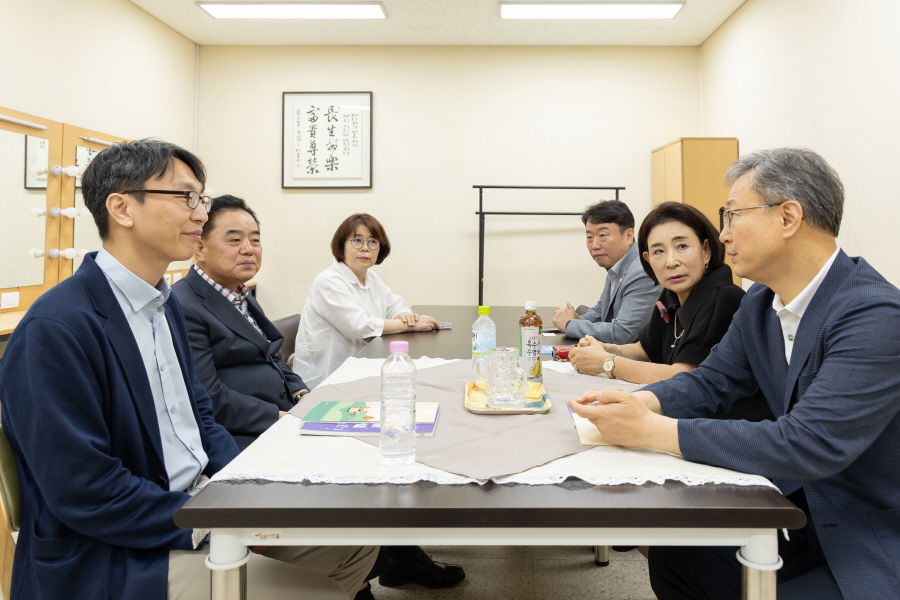 '2025년 9월 구로평생학습 명사특강' 게시글의 사진(2) '[크기변환]정대근,방은경,김용권,곽윤희 (3).JPG'