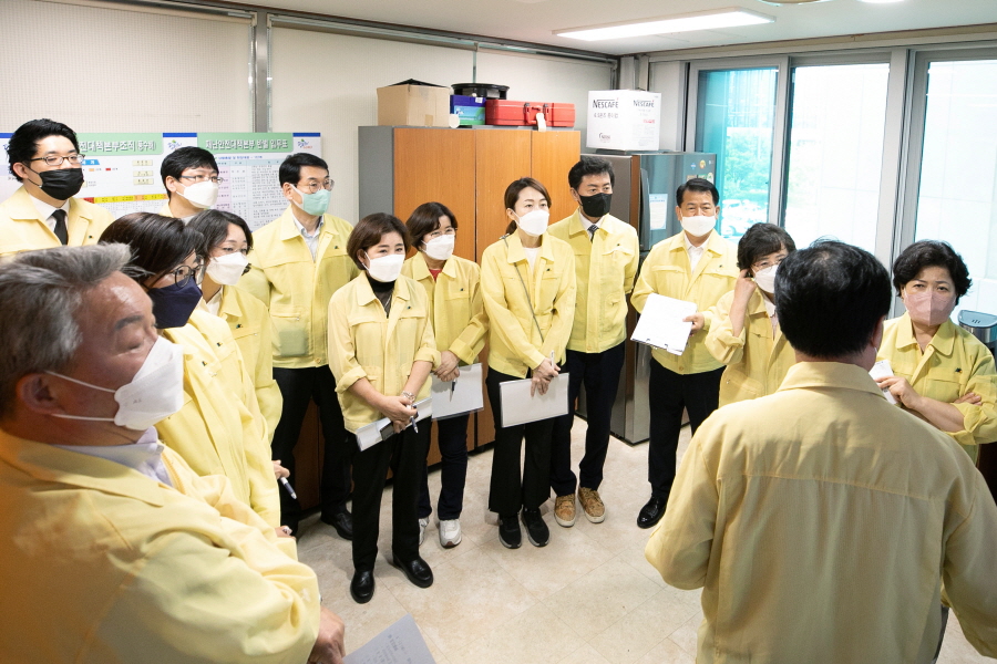 '안전관리특별위원회 침수피해 현장 점검' 게시글의 사진(1) '크기변환_안전특위현장활동 (1).jpg'