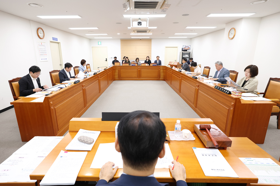 '제320회 구로구의회 임시회 회기중 행정기획위원회 안건심사' 게시글의 사진(2) '곽노혁, 최태영, 김철수_민, 이명숙, 변정열, 홍용민, 김용권, 김미주 (2).JPG'