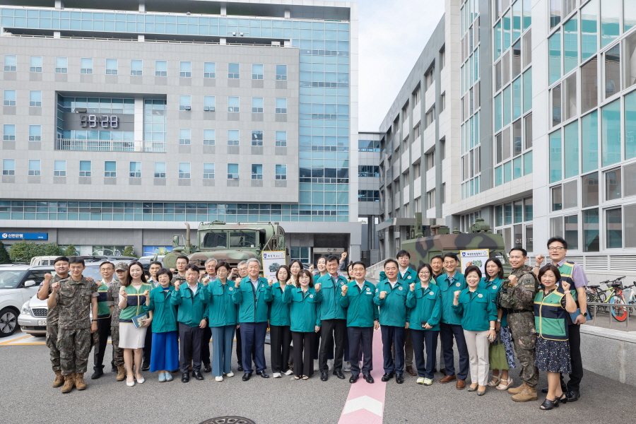 '2024년 을지훈련 종합상황보고 청취 및 직원 격려' 게시글의 사진(18) '크기변환_정대근,김철수_민,김철수_국,방은경,최태영,이명숙,양명희,전미숙,노경숙,김용권,홍용민,곽노혁,김미주 (3).JPG'