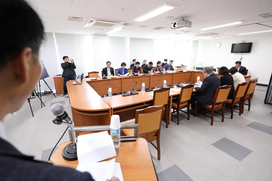 '자원순환센터 보완공사 설명회' 게시글의 사진(6) '정대근,김영곤,박평길,김희서,정형주,곽윤희,노경숙,박종여,김철수,이명숙.JPG'