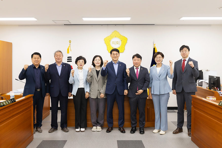 '제326회 구로구의회 정례회 회기중 행정기획위원회 안건심사' 게시글의 사진(13) '곽노혁, 최태영, 김철수_민, 이명숙,변정열, 홍용민, 김용권, 김미주 (6).jpg'