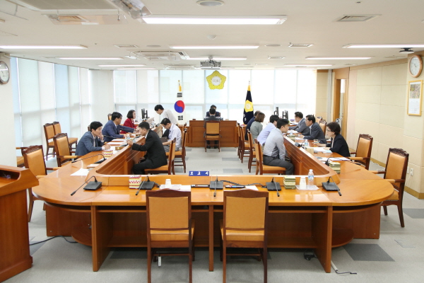 '2018년 행정사무감사(운영위원회)' 게시글의 사진(9) '김영곤,박종여,정대근,박평길,김희서,정형주,노경숙 (4).JPG'