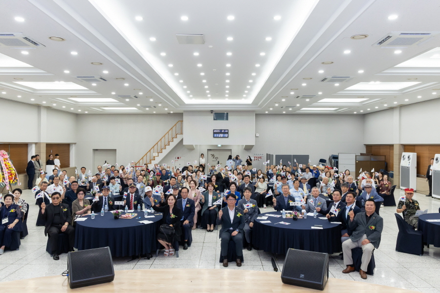 '제80주년 광복절 경축식 행사' 게시글의 사진(1) '[크기변환]정대근,김철수_국,방은경,최태영,양명희,노경숙,변정열,홍용민,전미숙 (5).JPG'