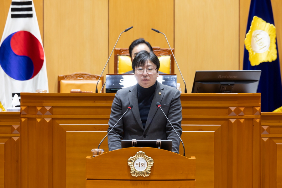 '제332회 구로구의회 정례회 제5차 본회의' 게시글의 사진(13) '크기변환_홍용민 (2).JPG'