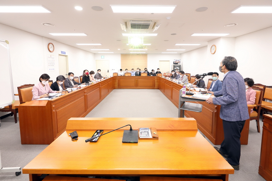 '구로구의회, 예결산 심사 및 행정사무감사 역량강화 교육' 게시글의 사진(17) '크기변환_이명숙,노경숙,곽노혁,홍용민,변정열,정대근,김철수_국,김용권,방은경,최태영,전미숙,김미주 (10).JPG'