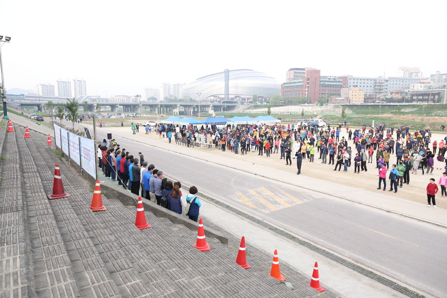 '제92회 안양천사랑 가족건강 걷기대회' 게시글의 사진(1) '박칠성,정대근,김영곤,박평길,박종여,정형주,최숙자,조미향,김철수,이재만,이명숙,노경숙 (1).JPG'