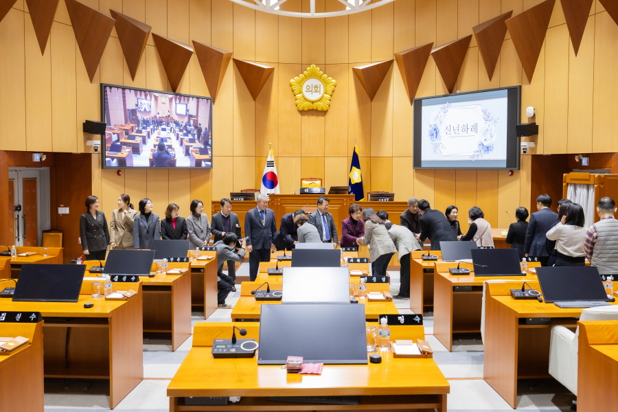 '2024년 구로구의회 시무식' 게시글의 사진(19) '크기변환_곽윤희, 김영곤, 이명숙, 노경숙, 변정열, 양명희, 김철수_민, 김용권, 방은경, 최태영, 김철수_국, 전미숙, 김미 (9).jpg'