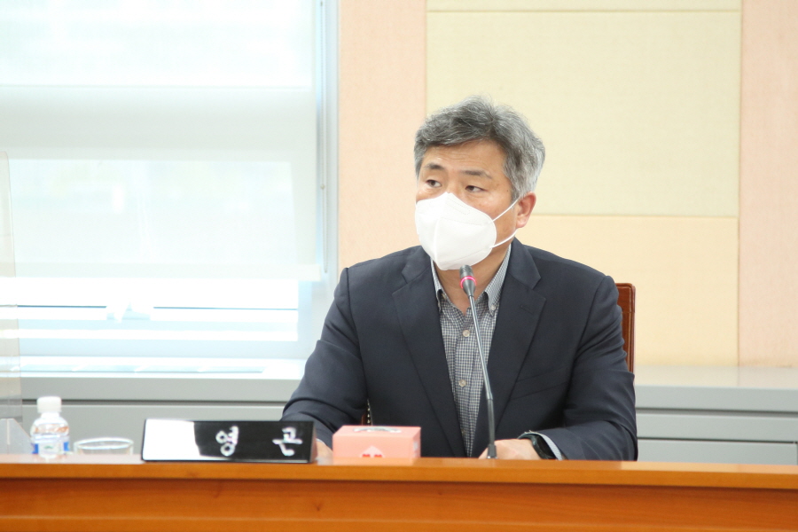 '2022년 행정사무감사 강평 및 총평' 게시글의 사진(11) '크기변환_김영곤 (1).JPG'