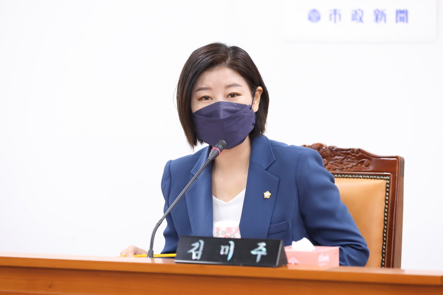 '2022년 행정사무감사 강평 및 총평' 게시글의 사진(22) '크기변환_김미주 (2).JPG'