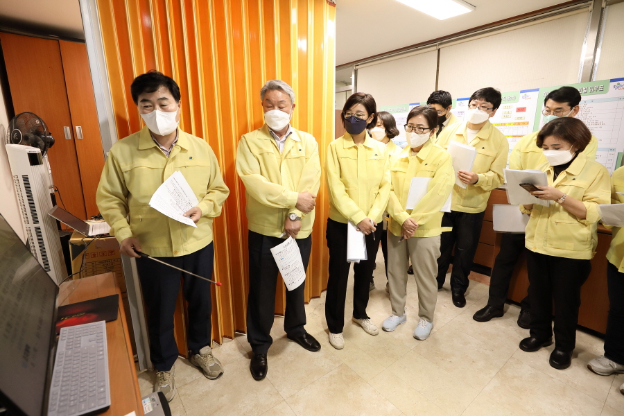 '안전관리특별위원회 침수피해 현장 점검' 게시글의 사진(4) '크기변환_최태영,김미주.JPG'