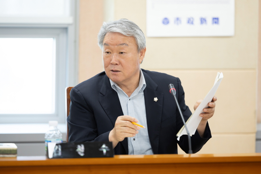 '제329회 구로구의회 임시회 회기중 복지건설위원회 추경예산안 예비심사' 게시글의 사진(4) '크기변환_김철수_민.JPG'