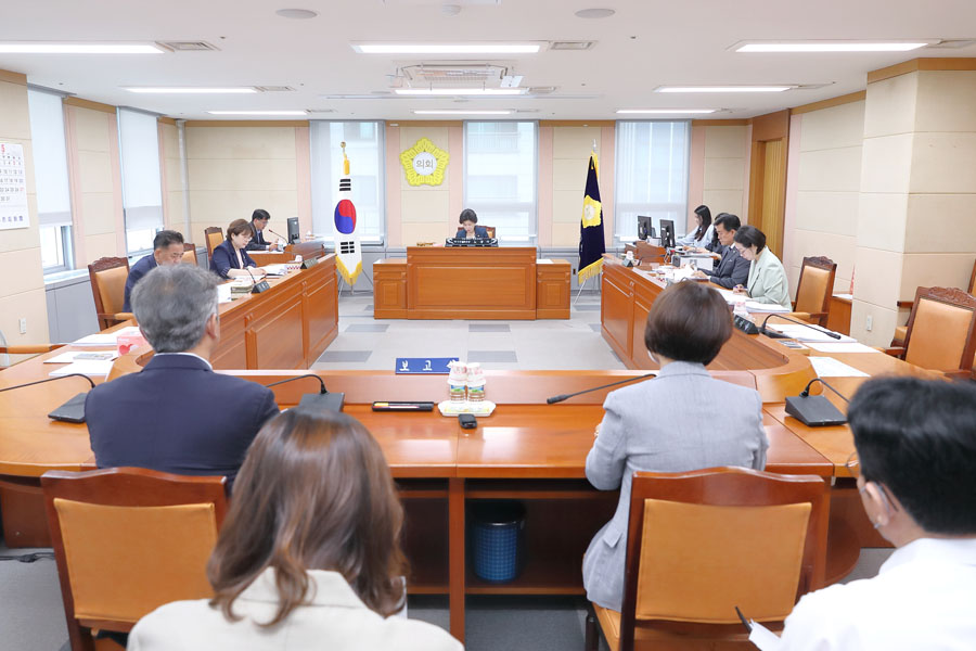 '제318회 구로구의회 정례회 회기중 복지건설위원회 안건심사' 게시글의 사진(1) '복지위.JPG'