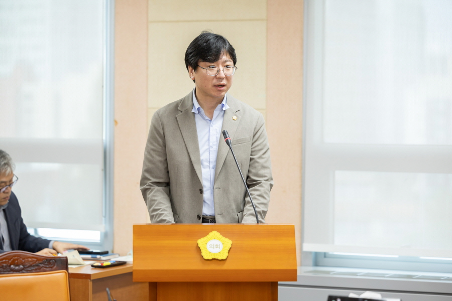 '제330회 구로구의회 임시회 회기중 복지건설위원회 안건심사' 게시글의 사진(10) '크기변환_홍용민 (21).JPG'