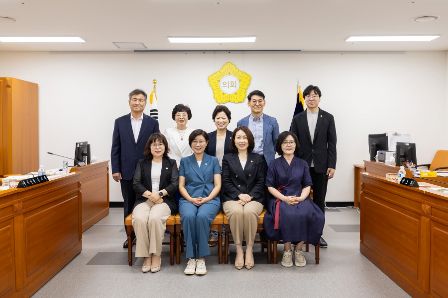 '제329회 구로구의회 임시회 회기중 예산결산특별위원회 2024년도 제1회 추가경정예산안 종합심사' 게시글의 사진(11) '크기변환_전미숙,김미주,김영곤,노경숙,이명숙,곽노혁,홍용민,방은경,최태영 (1).JPG'