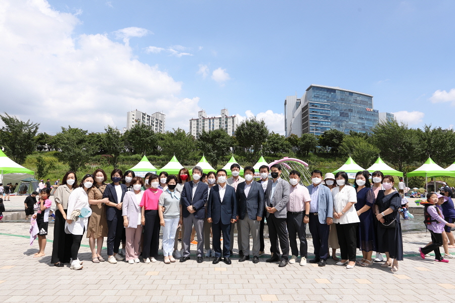 '2022년 안양천물놀이장 개장식' 게시글의 사진(1) '크기변환_이명숙,곽노혁,노경숙,홍용민,변정열,김용권,방은경,최태영,김철수_전미숙,노경숙 (1).JPG'