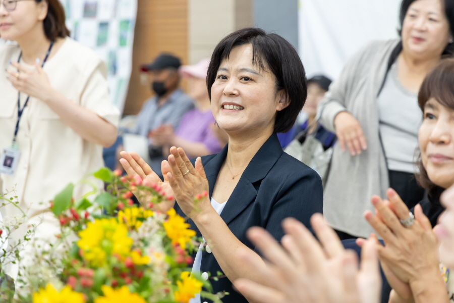 '제4기 구로마을정원사 양성과정 수료식' 게시글의 사진(5) '[크기변환]이근미 (2).JPG'