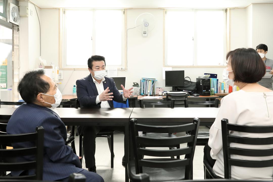 '구로구의회 박동웅 의장, 새단장 된 장애인단체연합회 사무실 찾아' 게시글의 사진(2) '사진2.jpg'